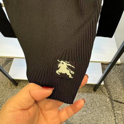 BUR*E**Y/巴*莉 女士时尚温暖舒适桑蚕丝方形围巾纯色弹力毛衣 商品图3