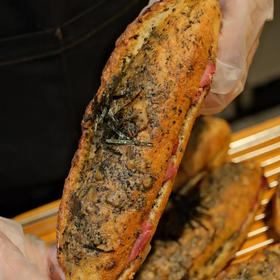 现烤面包—黑松露牛肉菌菇法棍