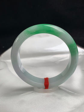 612470，59圈口，飘绿正圈平安镯，白底飘阳绿，条形厚装，底子细腻