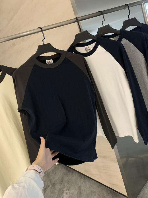 口碑系列! 2025阿美咔叽风精梳全棉插肩袖撞色圆领长袖T恤打底衫卫衣男款情侣款！ 商品图5