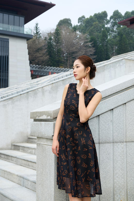 伯妮斯茵 | 新中式文艺 甲骨文印花网格连衣裙 无袖 V 领设计 收腰 A 字大摆 通勤约会款 SZ1S12-漆黑《3000年前的情书》 商品图2