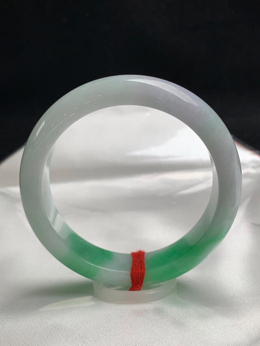 612470，59圈口，飘绿正圈平安镯，白底飘阳绿，条形厚装，底子细腻 商品图3