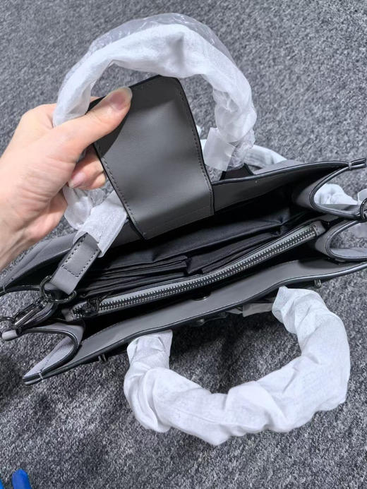 正品 KARL LAGERFELD卡尔拉格斐新款女士斜挎手提包 头层牛皮 产地柬埔寨 尺寸 32/12/19 孤品
原价 298 美金，
无质量问题不退换 商品图3