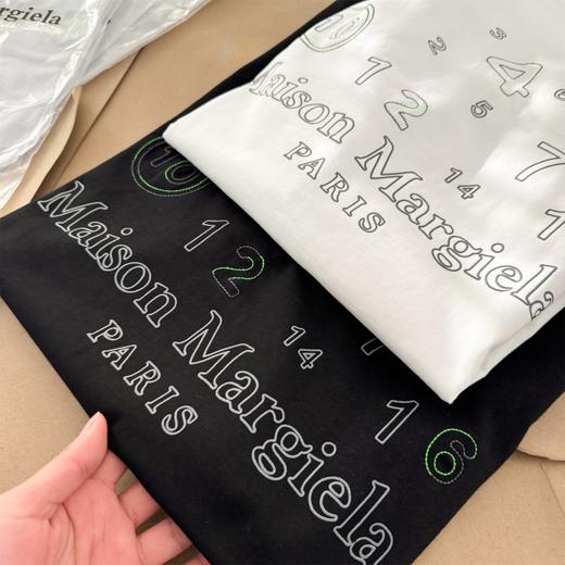 点此购买 梅森马吉拉男女款圆圈大9拼绿字母刺绣短袖T恤 gz 312105 商品图7