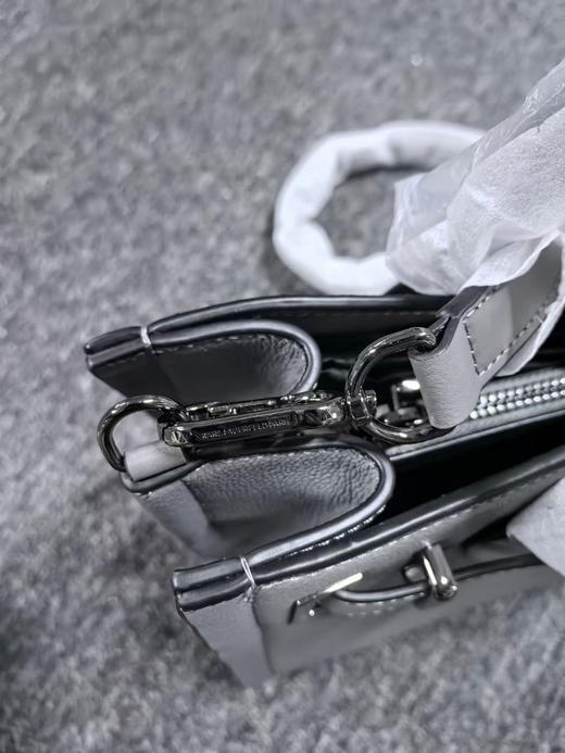 正品 KARL LAGERFELD卡尔拉格斐新款女士斜挎手提包 头层牛皮 产地柬埔寨 尺寸 32/12/19 孤品
原价 298 美金，
无质量问题不退换 商品图7