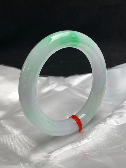 612469，58圈口，细糯飘绿胖圆条福镯，很淡的紫底，飘阳绿，底子细腻 商品图1