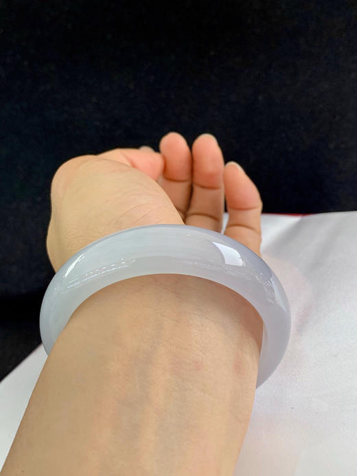 612465，58.2圈口，白冰正圈平安镯，宽版白月光，种老水足，冰润有光感 商品图5