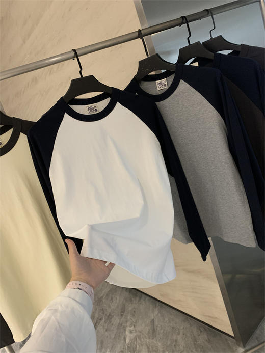 口碑系列! 2025阿美咔叽风精梳全棉插肩袖撞色圆领长袖T恤打底衫卫衣男款情侣款！ 商品图6