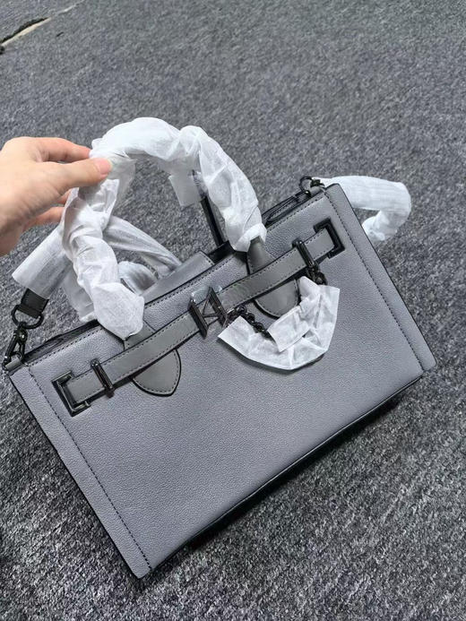 正品 KARL LAGERFELD卡尔拉格斐新款女士斜挎手提包 头层牛皮 产地柬埔寨 尺寸 32/12/19 孤品
原价 298 美金，
无质量问题不退换 商品图0