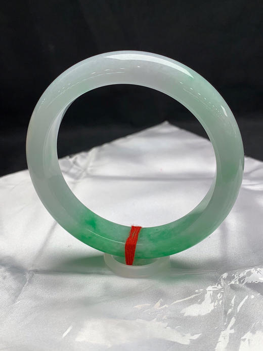 612467，59圈口，飘绿正圈平安镯，白底飘一截阳绿色，显色度高，底子细腻 商品图2