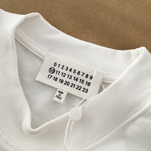 点此购买 梅森马吉拉男女款圆圈大9拼绿字母刺绣短袖T恤 gz 312105 商品图14