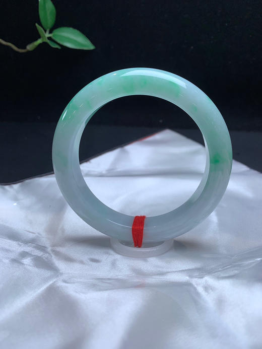 612464，56飘绿手镯，整条均匀干净，一大截带绿。清新有特色 商品图4
