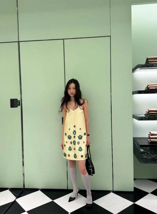 普拉达25春季款尼龙枕头腋下包侧面带挂锁的，可以锁住拉牌用钥匙才能打开（CB） 商品图12