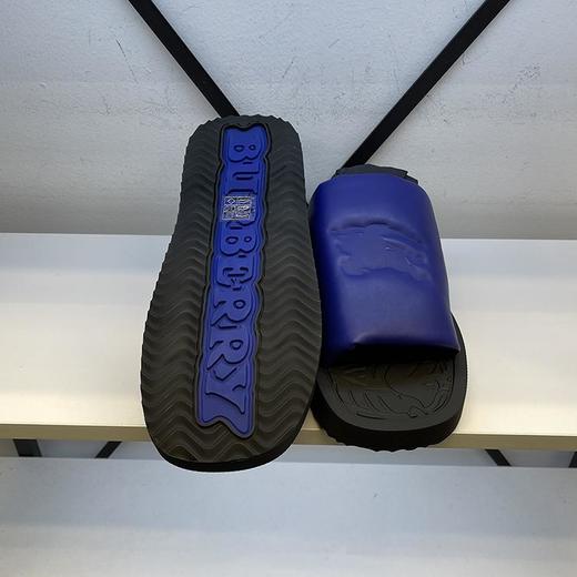 BUR*E**Y/巴*莉 意大利产 男士骑士徽标压纹皮质平底凉拖鞋 商品图3