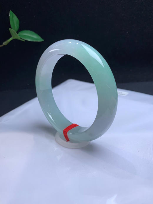 612462，57.8甜绿底手镯，条形厚装大气，底妆均匀干净，上手效果漂亮 商品图2