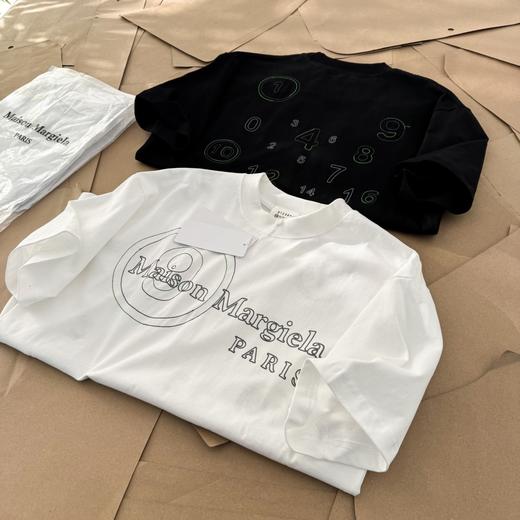 点此购买 梅森马吉拉男女款圆圈大9拼绿字母刺绣短袖T恤 gz 312105 商品图5