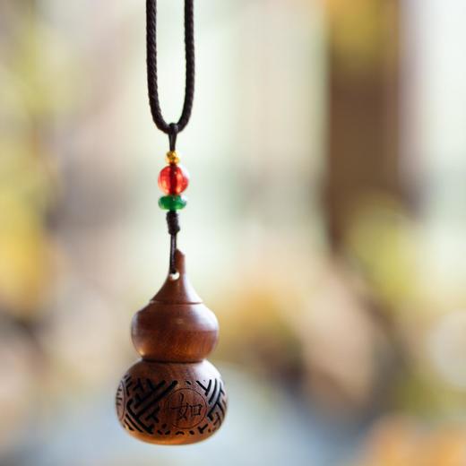 郑师傅 花梨木葫芦香囊香丸，三款古法香丸（盛唐宫中香、李主帐中香、流金龙涎香），搭配了天然花梨木葫芦香囊。搭配福寿纹饰，寓意“福寿双全”。 商品图1