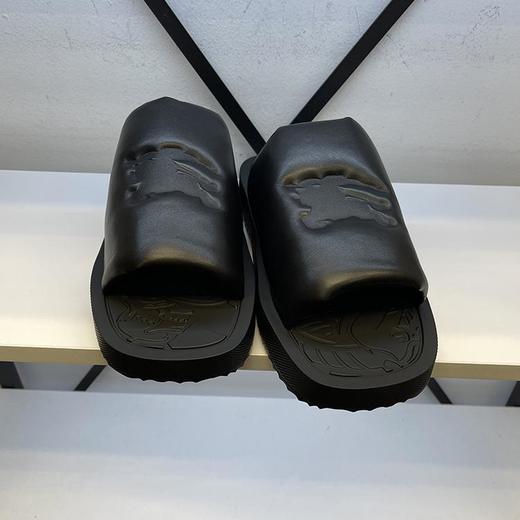 BUR*E**Y/巴*莉 意大利产 男士骑士徽标压纹皮质平底凉拖鞋 商品图1