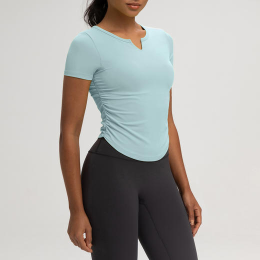 跃牌【倚窗听雨】夏季新款运动短袖T恤女带胸垫修身V领褶皱健身上衣DA96 商品图2