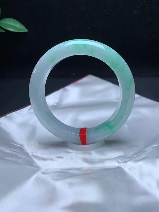 612464，56飘绿手镯，整条均匀干净，一大截带绿。清新有特色 商品图2