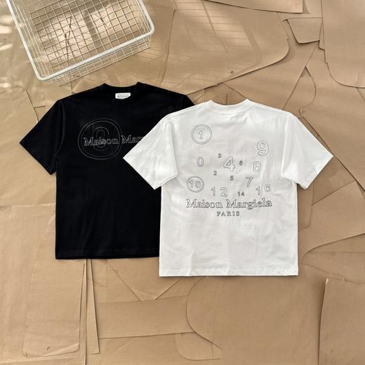 点此购买 梅森马吉拉男女款圆圈大9拼绿字母刺绣短袖T恤 gz 312105 商品图0