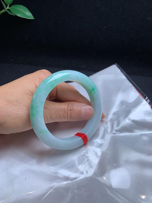 612464，56飘绿手镯，整条均匀干净，一大截带绿。清新有特色 商品图5