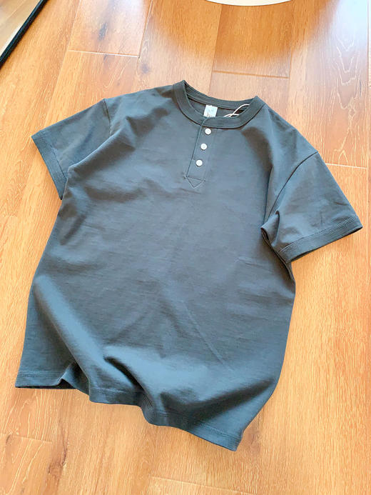 压轴推荐！重磅300G！2025纯棉美式咔叽复古亨利领纯色宽松短袖T恤衫！ 商品图8