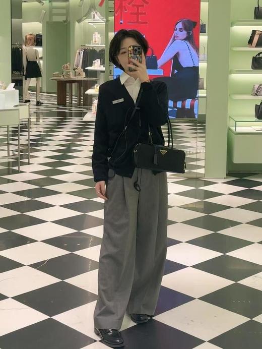 普拉达25春季款尼龙枕头腋下包侧面带挂锁的，可以锁住拉牌用钥匙才能打开（CB） 商品图3