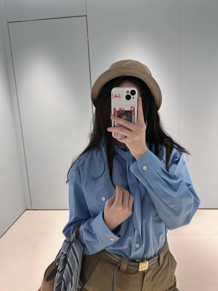 女士府绸质感全棉衬衫带围巾 解锁高阶时髦的穿搭密码 100% 优质全棉面料 独特筋骨感 久穿不变形 双口袋的立体设计