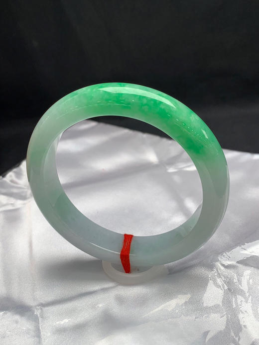 612467，59圈口，飘绿正圈平安镯，白底飘一截阳绿色，显色度高，底子细腻 商品图1