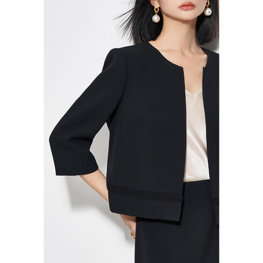 奢适黑醋酸短外套 低调哑光质感 米思阳2026春季新款气质通勤小个子开衫上衣女5661 商品图3