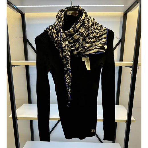BUR*E**Y/巴*莉 女士时尚温暖舒适桑蚕丝方形围巾纯色弹力毛衣 商品图0