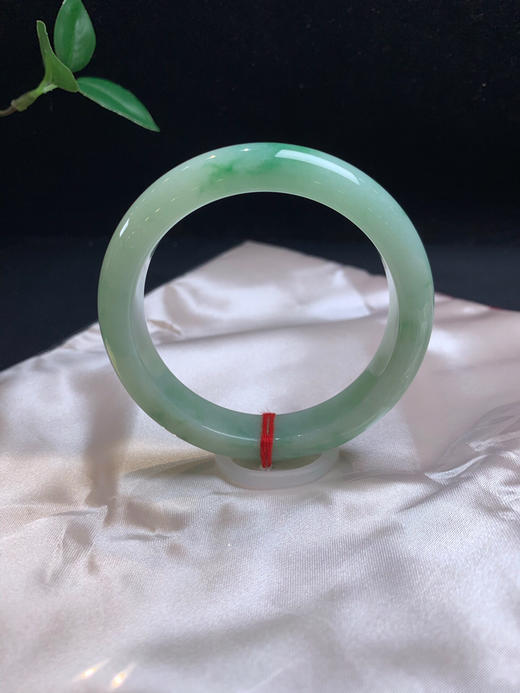 612460，55.3果绿底飘花 。整体带清新浅绿底，飘绿花色。润润的，干净清新 商品图0