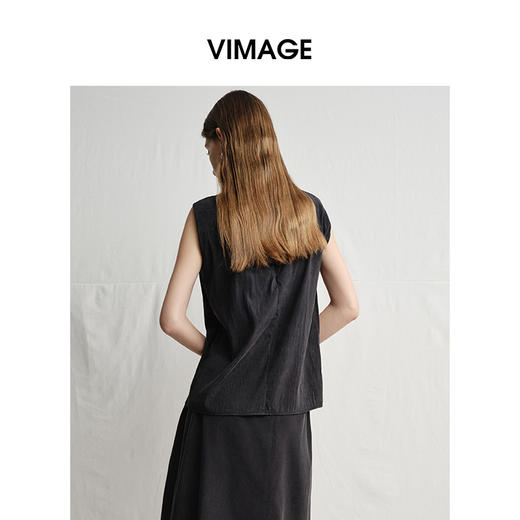 VIMAGE纬漫纪珍珠褶皱遮肉显瘦休闲简约无袖上衣2025夏季新款V2313924 商品图4