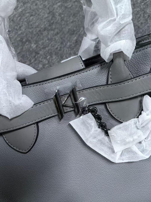 正品 KARL LAGERFELD卡尔拉格斐新款女士斜挎手提包 头层牛皮 产地柬埔寨 尺寸 32/12/19 孤品
原价 298 美金，
无质量问题不退换 商品图4