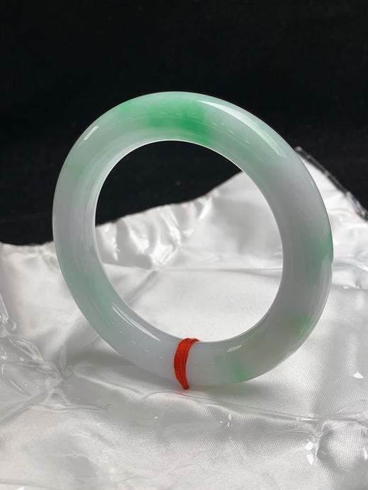 612469，58圈口，细糯飘绿胖圆条福镯，很淡的紫底，飘阳绿，底子细腻 商品图2