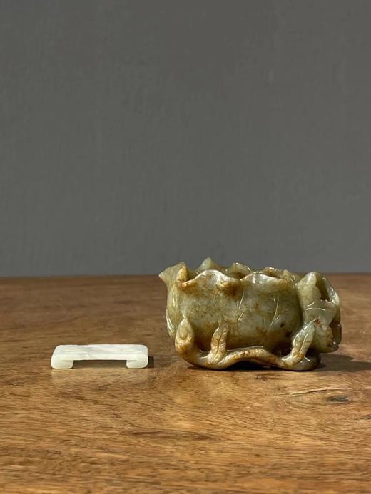 青黄玉荷叶形笔洗与白玉山水纹笔搁，顺丰包邮 商品图0