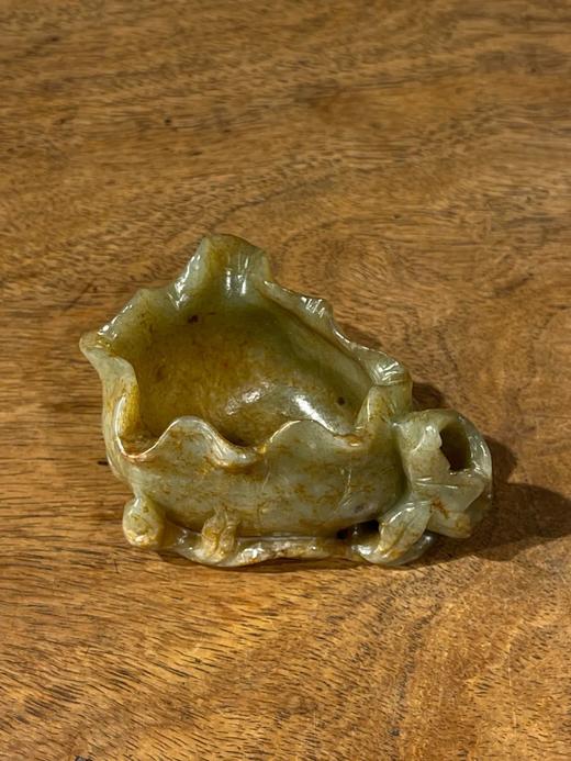 青黄玉荷叶形笔洗与白玉山水纹笔搁，顺丰包邮 商品图1