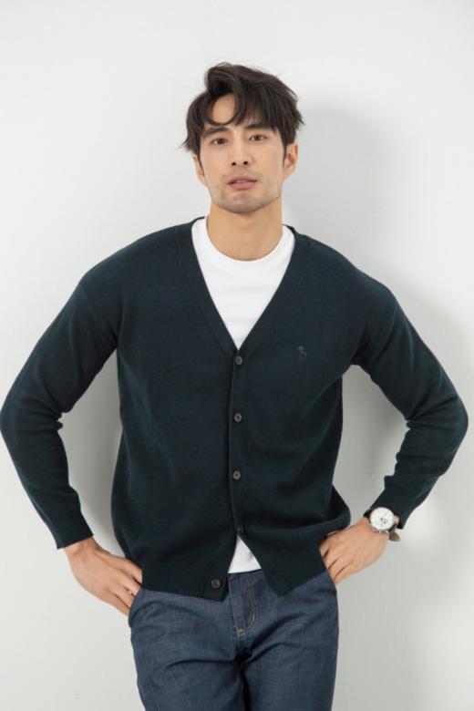 🥰【NECHEER柏奥玛百搭羊毛开衫H012款】✨春秋百搭羊毛开衫，NECHEER柏奥玛出品❤️ 桑蚕丝羊毛混纺材质🌟 手感蓬松柔软，上身亲肤保暖👍 V领的设计，🌿温润的纽扣 点缀衣身 商品图0