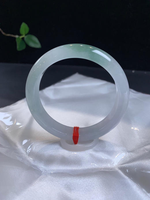 612477，57.5 冰油青半山水手镯，冰底半山水，带一截油青色 ，整条清新干净 商品图0