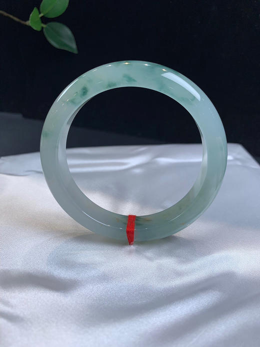 612479，57.5冰飘花手镯，整条底妆细腻干净， 胶胶润润，花色灵动，局部带一点特色撒金 商品图0