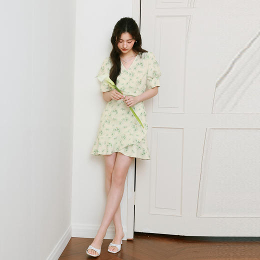 【严选】诗凡黎碎花连衣裙2025春季显瘦甜美暗纹提花泡泡袖围裹式茶歇裙7G3190221 商品图1