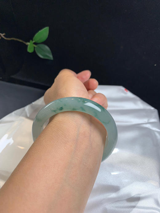 612479，57.5冰飘花手镯，整条底妆细腻干净， 胶胶润润，花色灵动，局部带一点特色撒金 商品图5