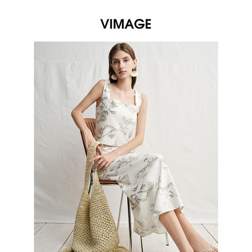 VIMAGE纬漫纪时尚短款宽肩带方领刺绣T恤小上衣2025夏季新款V2313920 商品图2