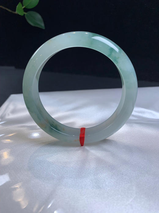 612479，57.5冰飘花手镯，整条底妆细腻干净， 胶胶润润，花色灵动，局部带一点特色撒金 商品图2