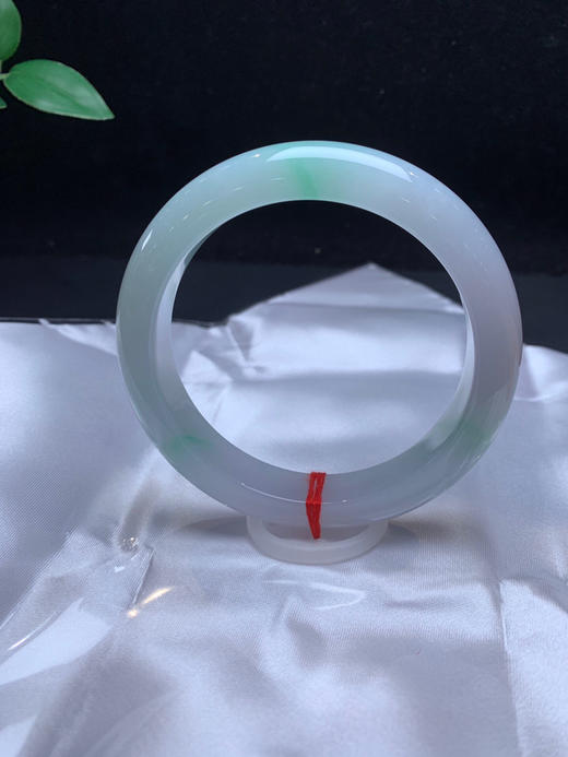 612473，60.8飘绿清新手镯，整体结构均匀细腻，几处飘清新绿，清新甜美 商品图0