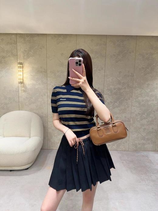 缪缪25Ss早春新款徽标logo条纹polo领针织上衣（DQJ） 商品图2