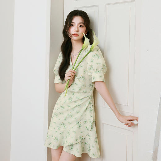 【严选】诗凡黎碎花连衣裙2025春季显瘦甜美暗纹提花泡泡袖围裹式茶歇裙7G3190221 商品图2