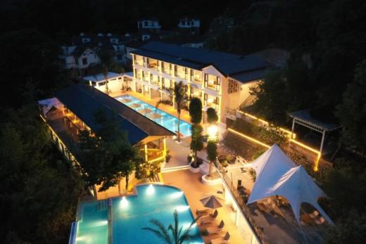 【青城山春游·爆款出片悬崖美宿】仅299起住初见山野酒店，享恒温泳池/温泉/私汤、营养早餐、大屏幕投影、棋类桌游、红酒等！ 商品图3