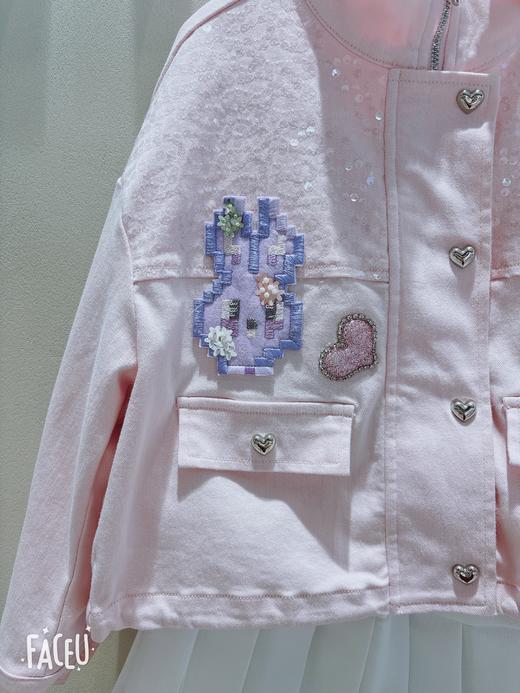 【春上新】【琳麦罗 秋装特惠】LYNN&MILO  8楼琳麦罗  粉色立体章仔刺绣牛仔外套 商品图2